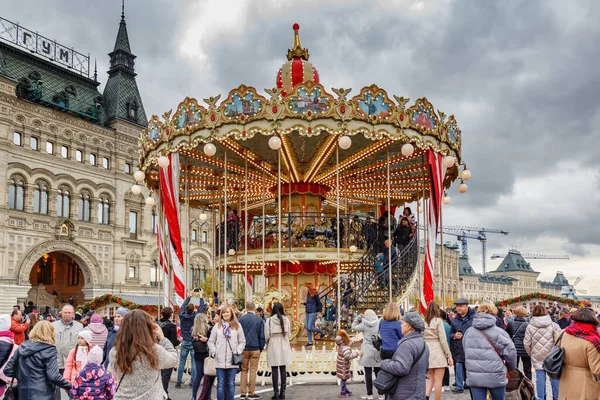 Moscow, Russia - October 05, 2019: Two-storey carousel against GUM State Department Store building on Red Square at cloudy autumn day. Traditional festival Golden Autumn in Moscow — Stock Photo, Image