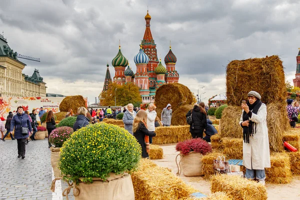 Moskova, Rusya - 05 Ekim 2019: Geleneksel festival Altın Sonbahar Sergileri Moskova 'daki Kızıl Meydan' da Saint Basil Katedrali arka planında — Stok fotoğraf