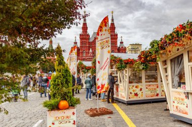 Moskova, Rusya - 05 Ekim 2019: Moskova şehir merkezindeki Kızıl Meydan 'da düzenlenen geleneksel Sonbahar Festivali' nin dışındakiler bulutlu bir sonbahar gününde