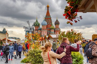 Moskova, Rusya - 05 Ekim 2019: Moskova 'daki Kızıl Meydan' da düzenlenen geleneksel bir festivalin bölgesi St. Basil Katedrali ve dramatik bulutlu bir arka plan