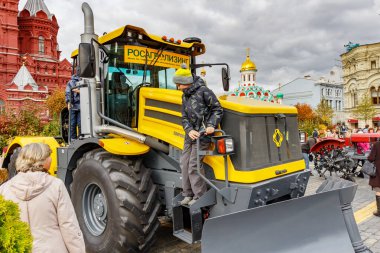 Moskova, Rusya - 05 Ekim 2019: Moskova 'da Kızıl Meydan' da düzenlenen geleneksel Altın Sonbahar Festivali 'nde Rus traktörü Kirovets' in yönetim kurulundaki genç adam