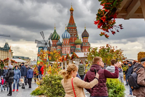 Moskova, Rusya - 05 Ekim 2019: Moskova 'daki Kızıl Meydan' da düzenlenen geleneksel bir festivalin bölgesi St. Basil Katedrali ve dramatik bulutlu bir arka plan — Stok fotoğraf