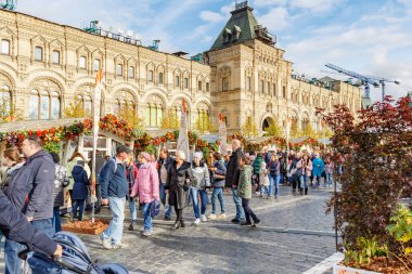 Moskova, Rusya - 05 Ekim 2019: Moskova 'daki Sakız Devlet Mağazası' na karşı Kızıl Meydan 'da geleneksel Altın Sonbahar festivalinin pavyonları