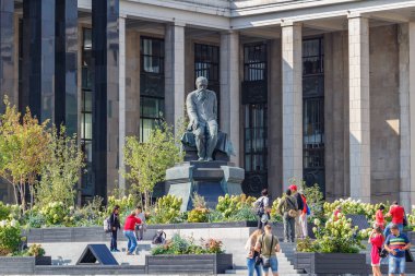 Moskova, Rusya - 13 Eylül 2019: Rus yazar Fyodor Dostoevsky 'nin Anıtı. 1997 'de Rusya Devlet Kütüphanesi' nin önüne, doğumunun 175. yıldönümü anısına monte edildi.