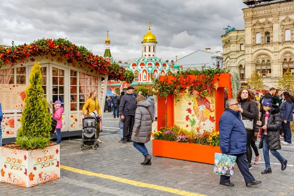 Moskau, russland - 05. Oktober 2019: Informationsstand und Handelspavillon des traditionellen Festivals Goldener Herbst auf dem Roten Platz in Moskau. Blick auf bewölkten Herbsttag — Stockfoto