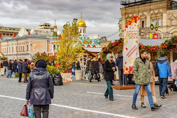 Moscú, Rusia - 05 de octubre de 2019: La gente en la Plaza Roja de Moscú durante el tradicional festival Otoño de Oro. Moscú centro en otoño — Foto de Stock