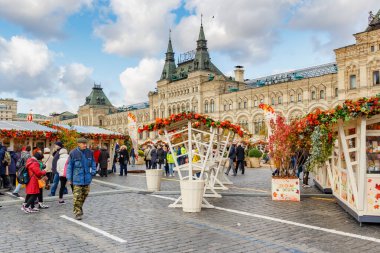 Moskova, Rusya - 08 Ekim 2019: Moskova şehir merkezinde güneşli bir sonbahar gününde geleneksel Altın Sonbahar Festivali 'nin ticaret köşkleri