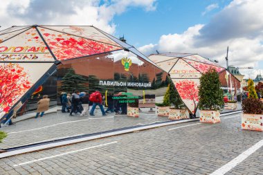 Moskova, Rusya - 08 Ekim 2019: Moskova 'daki Kızıl Meydan' da düzenlenen geleneksel Altın Sonbahar Festivali 'nde yenilikler Pavyonu