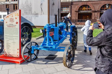 Moskova, Rusya - 08 Ekim 2019: Sovyet sıra ekili tekerlek traktörü Universal U-2 Devrim Meydanı 'nda tarım makineleri sergisinde. Geleneksel festival Altın Sonbahar Moskova 'da