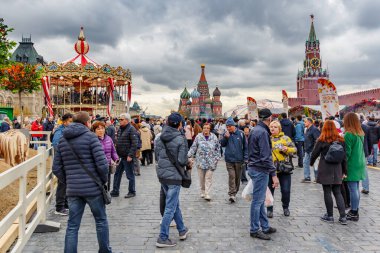 Moskova, Rusya - 05 Ekim 2019: Moskova 'daki Kızıl Meydan' da düzenlenen geleneksel bir Altın Sonbahar Festivali Bölgesi. Bulutlu sonbahar gününde görüntüle