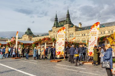 Moskova, Rusya - Ekim 05, 2019: Geleneksel Sonbahar Festivali 'nde Kızıl Meydan' ın güneşli sonbahar günü görüntüsü