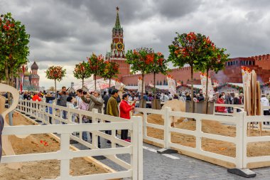 Moskova, Rusya - 05 Ekim 2019: Turistler Moskova 'daki Kızıl Meydan' da düzenlenen geleneksel Altın Sonbahar festivalinin dekoratif sergilerinin fotoğraflarını çekiyorlar