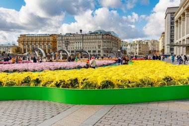 Moskova, Rusya - 08 Ekim 2019: Güneşli sonbahar gününde geleneksel festivalde Moskova şehir merkezindeki Manezhnaya Meydanı manzarası