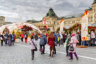 Moskova, Rusya - 05 Ekim 2019: İnsanlar Moskova 'da düzenlenen geleneksel Altın Sonbahar festivalinde Kızıl Meydan' da ticaret pavyonlarına karşı yürüyorlar