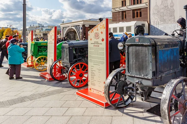 Moskow, Rusia - Oktober 08, 2019: Pameran mesin pertanian di Lapangan Revolusi pada hari yang cerah di musim gugur. Festival tradisional Musim Gugur Emas di Moskow — Stok Foto