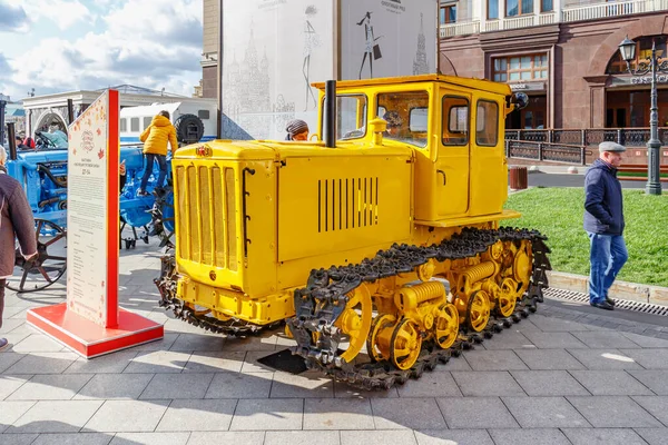 Moskwa, Rusia - Oktober 08, 2019: Restored soviet arable crawler tractor dengan mesin diesel DT-54. Pameran mesin pertanian pada festival tradisional Musim Gugur Emas di pusat kota Moskow — Stok Foto