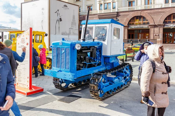 Moscú, Rusia - 08 de octubre de 2019: Tractor de orugas vintage soviético LTZ T-38 en el soleado día de otoño en el festival tradicional Otoño de Oro en la Plaza de la Revolución en Moscú — Foto de Stock