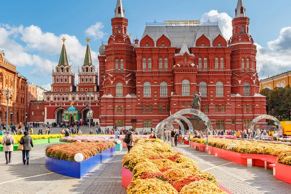 Moskova, Rusya - 08 Ekim 2019: Moskova 'da düzenlenen geleneksel Altın Sonbahar Festivali dekorasyonlarına karşı Devlet Tarihi Müzesi. Güneşli sonbahar gününde Manezhnaya Meydanı 'ndan görüntü — Stok fotoğraf
