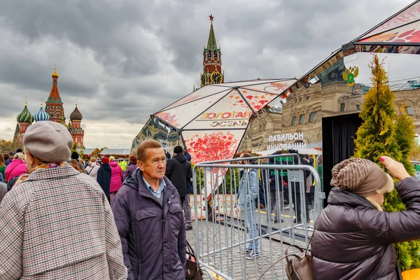 Moscou, Rússia - 05 de outubro de 2019: Pavilhões do tradicional festival Golden Autumn na Praça Vermelha em Moscou contra o céu nublado — Fotografia de Stock