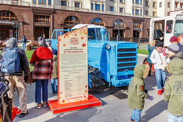 Moskau, Russland - 08. Oktober 2019: Menschen gegen restaurierten sowjetischen Ackerschlepper dt-75m Kasachstan auf dem traditionellen Festival Goldener Herbst auf dem Revolutionsplatz in Moskau bei sonnigem Herbsttag — Stockfoto