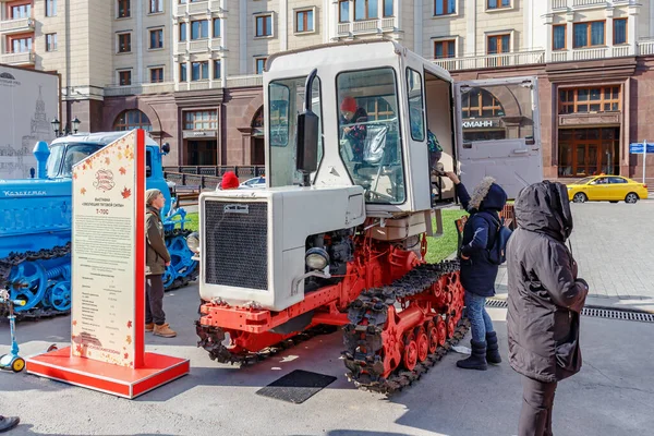 Moscú, Rusia - 08 de octubre de 2019: Tractor de orugas soviético restaurado de labranza universal KTZ T-70S en la Plaza de la Revolución en el soleado día de otoño. Festival tradicional Otoño de Oro en Moscú — Foto de Stock