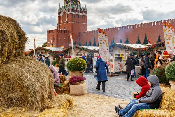 Moscú, Rusia - 08 de octubre de 2019: Territorio de un festival tradicional Otoño de Oro en la Plaza Roja a la luz del sol. Visitantes caminando contra pabellones comerciales — Foto de Stock