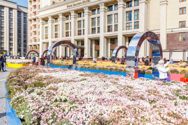 Moskova, Rusya - 08 Ekim 2019: Moskova 'daki Manezhnaya Meydanı' ndaki Four Seasons Hotel Cephesi geleneksel Altın Sonbahar festivalinin dekorasyonlarına karşı. Güneşli sonbahar gününün görüntüsü