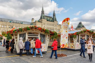 Moskova, Rusya - 08 Ekim 2019: Moskova 'da düzenlenen geleneksel Altın Sonbahar festivalinde Kızıl Meydan' da ticaret pavyonlarına karşı yürüyen insanlar