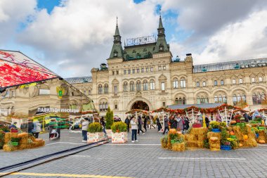 Moskova, Rusya - 08 Ekim 2019: Sonbahar günü gri bulutlu mavi gökyüzüne karşı Moskova 'daki Kızıl Meydan' da düzenlenen geleneksel Altın Sonbahar Festivali