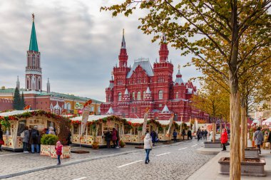 Moskova, Rusya - 08 Ekim 2019: Geleneksel Altın Sonbahar Festivali sırasında Kızıl Meydan ve Devlet Tarihi Müzesi. Sonbahar akşamının manzarası
