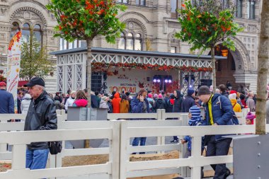 Moskova, Rusya - 05 Ekim 2019: Geleneksel Altın Sonbahar festivalinin ana sahnesi Moskova 'daki Kızıl Meydan' da Dışişleri Bakanlığı Mağaza Sakızı 'na karşı