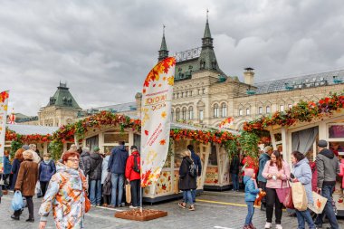 Moskova, Rusya - 05 Ekim 2019: Bulutlu bir sonbahar gününde Moskova 'daki Kızıl Meydan' da geleneksel Altın Sonbahar festivalinin alışveriş atari salonu