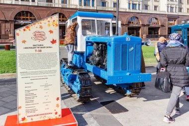 Moskova, Rusya - 08 Ekim 2019: yenilenmiş Sovyet vintage tarımsal traktör Ltz T-38. Geleneksel festival Altın Sonbahar Moskova 'daki Devrim Meydanı' nda