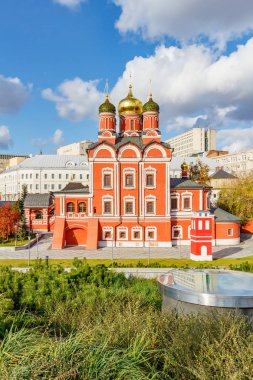 Moskova, Rusya - 08 Ekim 2019: Zaryadye Parkı 'ndan güneşli bir sonbahar gününde Moskova' daki Znamensky Katedrali 'nin ön cephesi. Sonbaharda Moskova Tarih Merkezi 'nin mimarisi