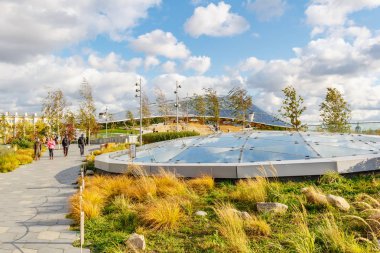 Moskova, Rusya - 08 Ekim 2019: güneşli sonbahar gününde Moskova 'daki Zaryadye Park' ın manzarası. Zaryadye Parkı Moskova 'da popüler bir turistik yerdir.