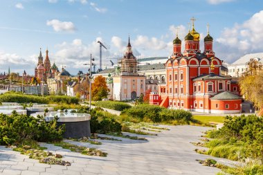 Moskova, Rusya - 08 Ekim 2019: Sonbaharda Zaryadye Parkı. Güneşli sonbahar gününde Moskova 'daki Zaryadye Parkı' nda restore edilen kiliselerin manzarası