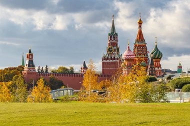 Moskova, Rusya - 08 Ekim 2019: Aziz Basil Katedrali ve Moskova Kremlin kuleleri güneşli sonbahar gününde bulutlu gökyüzüne karşı. Moskova 'da sonbahar