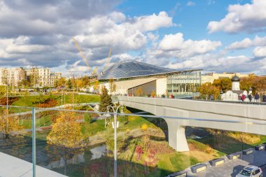 Moskova, Rusya - 08 Ekim 2019: güneşli sonbahar gününde Zaryadye Parkı Panoraması. Zaryadye Parkı Moskova 'da popüler bir turistik yerdir.