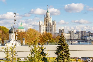 Moskova, Rusya - 08 Ekim 2019: Zaryadye Parkı 'nın güneşli sonbahar gününde Moskova' daki Kotelnicheskaya seti üzerindeki ünlü Stalin gökdeleninin görüntüsü