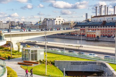 Moskova, Rusya - 08 Ekim 2019: Güneşli sonbahar gününde Zaryadye Parkı 'ndaki Moskva Nehri üzerindeki yükselen köprüde turistler. Yükselen köprü Moskova 'da ünlü bir turistik yerdir.