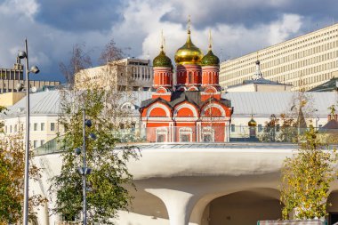 Moskova, Rusya - 08 Ekim 2019: Znamensky Katedrali Moskova Zaryadye Parkı 'nda. Dramatik gökyüzüne karşı sonbahar manzarası