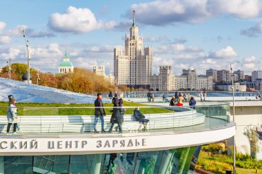 Moskova, Rusya - 08 Ekim 2019: Güneşli sonbahar gününde Zaryadye Parkı 'nda turistik yolda yürüyen insanlar. Zaryadye Parkı Moskova tarihi merkezinde popüler bir tatil merkezidir.