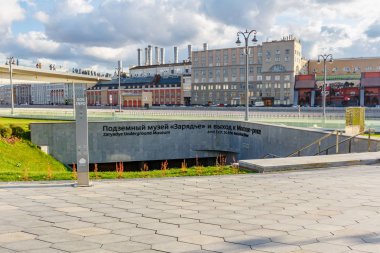 Moskova, Rusya - 08 Ekim 2019: Güneşli sonbahar gününde Zaryadye Parkı 'ndan Moskva Nehri' nin setinin manzarası