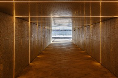 Moskova, Rusya - 08 Ekim 2019: Tavanda Led ışık şeritli granit tünel ve Moskova Zaryadye Parkı 'ndaki Moskva Nehri setine giden duvarlar