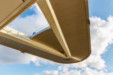 Moskova, Rusya - 08 Ekim 2019: Moskova 'daki Zaryadye Parkı' nda yükselen köprü. Güneşli bir günde mavi gökyüzüne beyaz bulutlarla bak