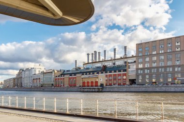 Moskova, Rusya - 08 Ekim 2019: Güneşli sonbahar gününde Moskva Nehri 'nin setleri. Moskova şehir merkezinin mimarisi