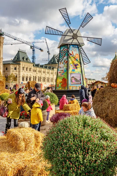 Moscú, Rusia - 08 de octubre de 2019: Visitantes cerca de la exposición del festival tradicional Otoño de Oro en la Plaza Roja de Moscú en el día nublado de otoño — Foto de Stock