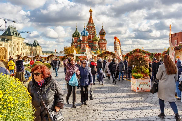 Moscú, Rusia - 08 de octubre de 2019: Gente caminando contra los pabellones comerciales en el festival Otoño de Oro en la Plaza Roja en el centro histórico de Moscú — Foto de Stock