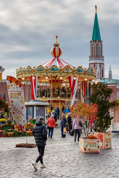 Moscow, Russia - October 08, 2019: Attraction on the traditional festival Golden Autumn on Red Square in Moscow. View at cloudy autumn day — Stock Photo, Image