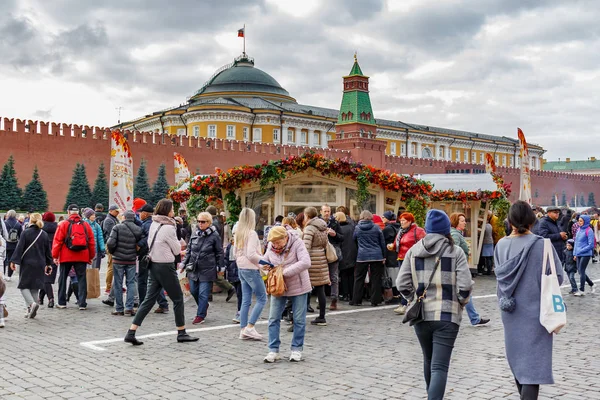 Moscú, Rusia - 05 de octubre de 2019: Pabellones comerciales del festival tradicional Otoño de Oro en la Plaza Roja contra los edificios del Kremlin de Moscú — Foto de Stock